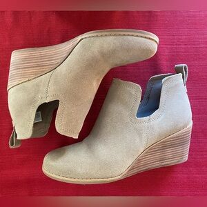 TOM’S Kallie Wedge Boot Size 9